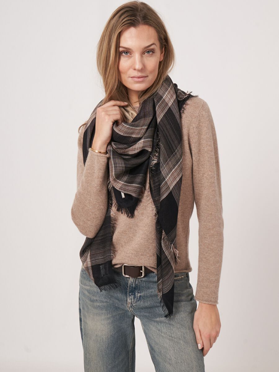 Vierkante sjaal van cashmere mix met ruitjesprint en franjezoom image number 4
