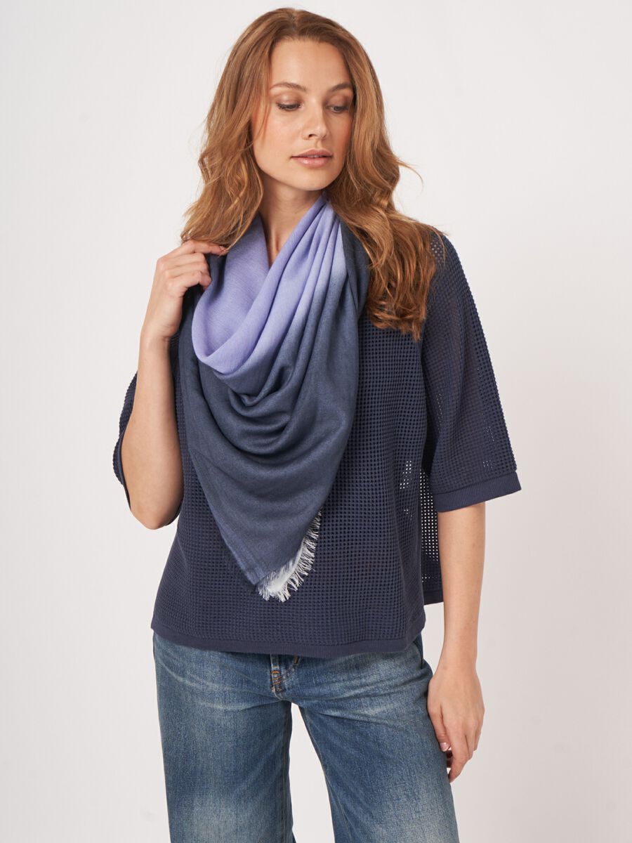 Foulard carr&eacute; en cachemire-soie d&eacute;grad&eacute; dip-dye image number 2