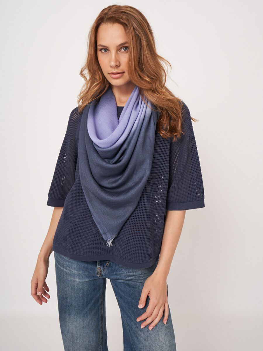 Foulard carr&eacute; en cachemire-soie d&eacute;grad&eacute; dip-dye image number 3