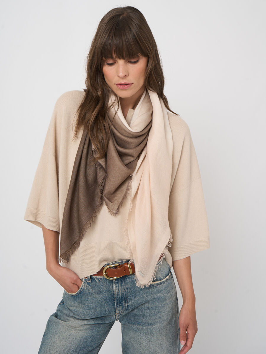 Foulard carr&eacute; en cachemire-soie d&eacute;grad&eacute; dip-dye image number 1