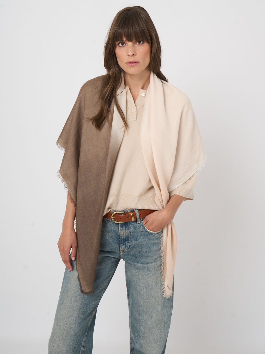 Foulard carr&eacute; en cachemire-soie d&eacute;grad&eacute; dip-dye image number 2