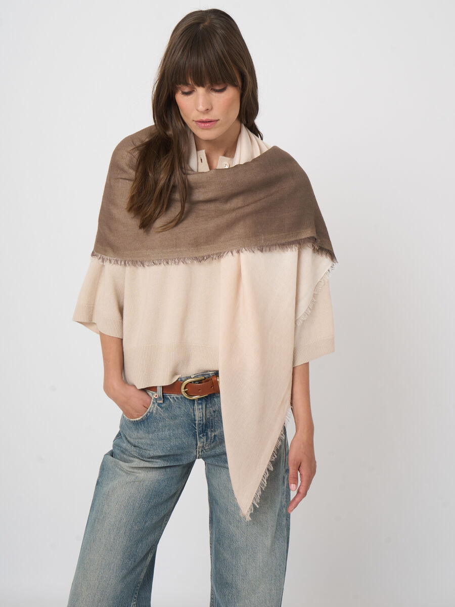 Foulard carr&eacute; en cachemire-soie d&eacute;grad&eacute; dip-dye image number 3