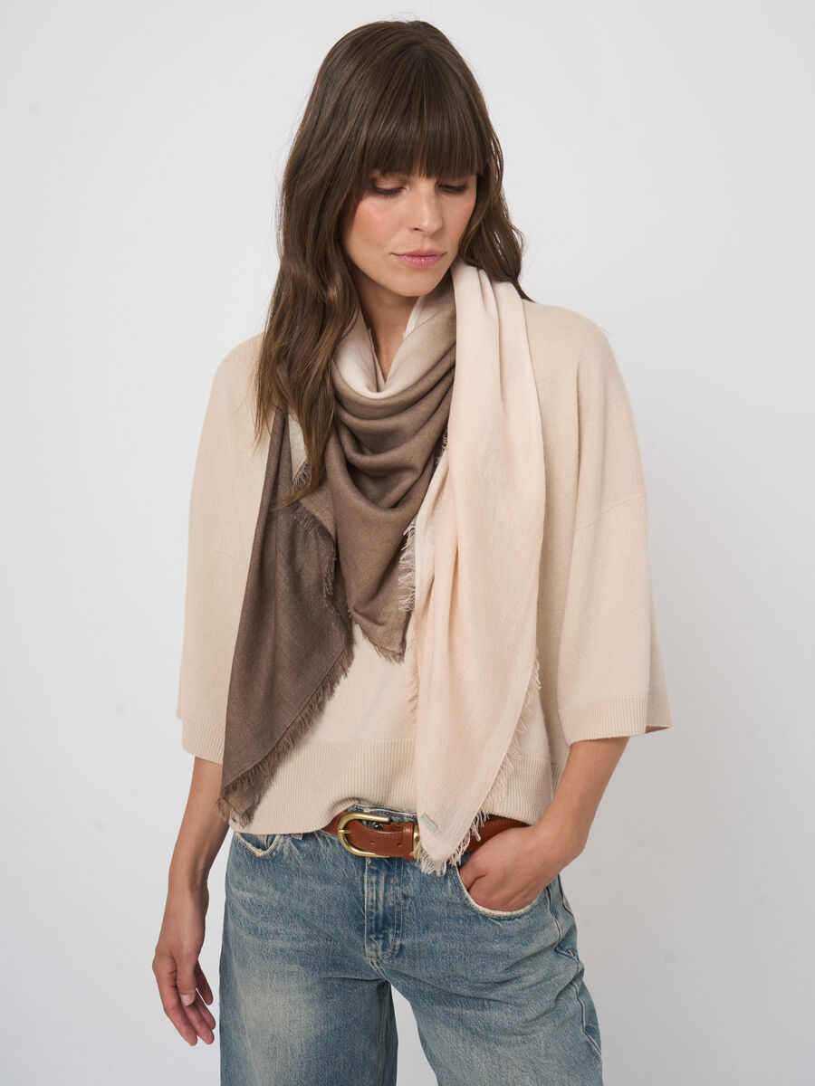 Foulard carr&eacute; en cachemire-soie d&eacute;grad&eacute; dip-dye image number 4