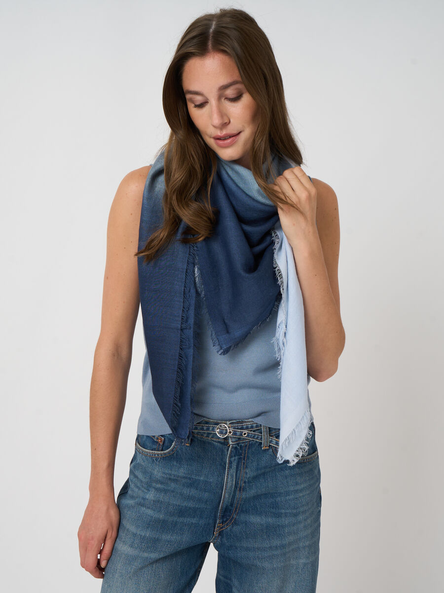 Foulard carr&eacute; en cachemire-soie d&eacute;grad&eacute; dip-dye image number 0