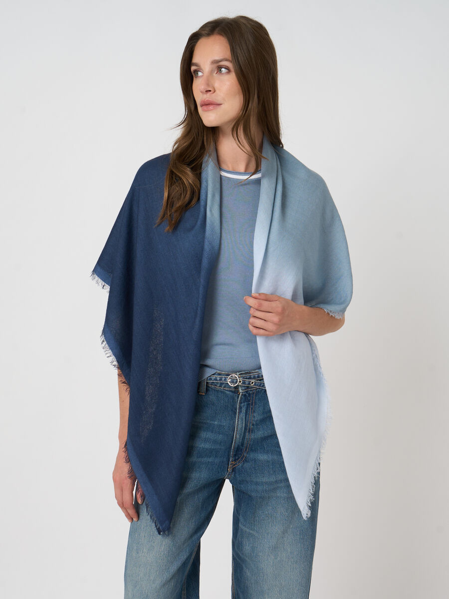 Foulard carr&eacute; en cachemire-soie d&eacute;grad&eacute; dip-dye image number 2
