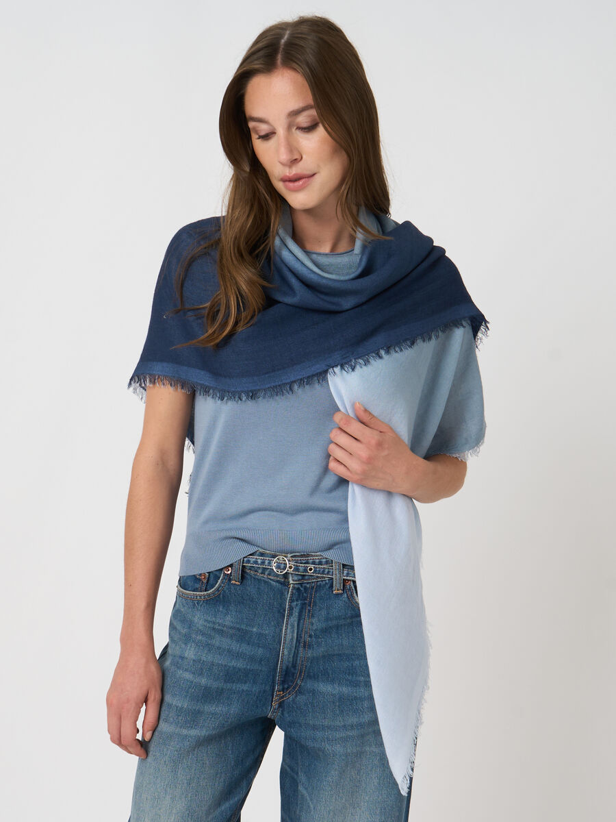 Foulard carr&eacute; en cachemire-soie d&eacute;grad&eacute; dip-dye image number 3