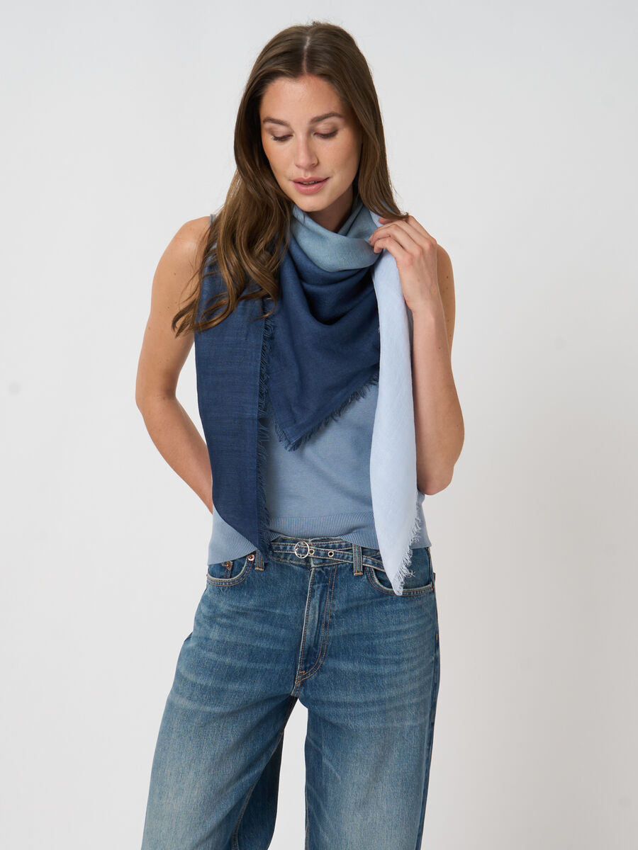 Foulard carr&eacute; en cachemire-soie d&eacute;grad&eacute; dip-dye image number 4