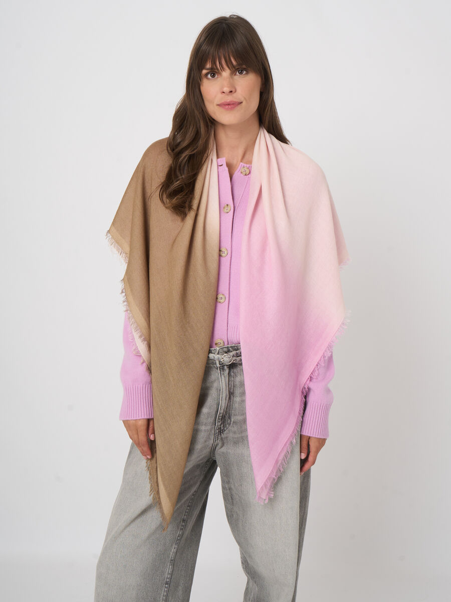 Foulard carr&eacute; en cachemire-soie d&eacute;grad&eacute; dip-dye image number 1