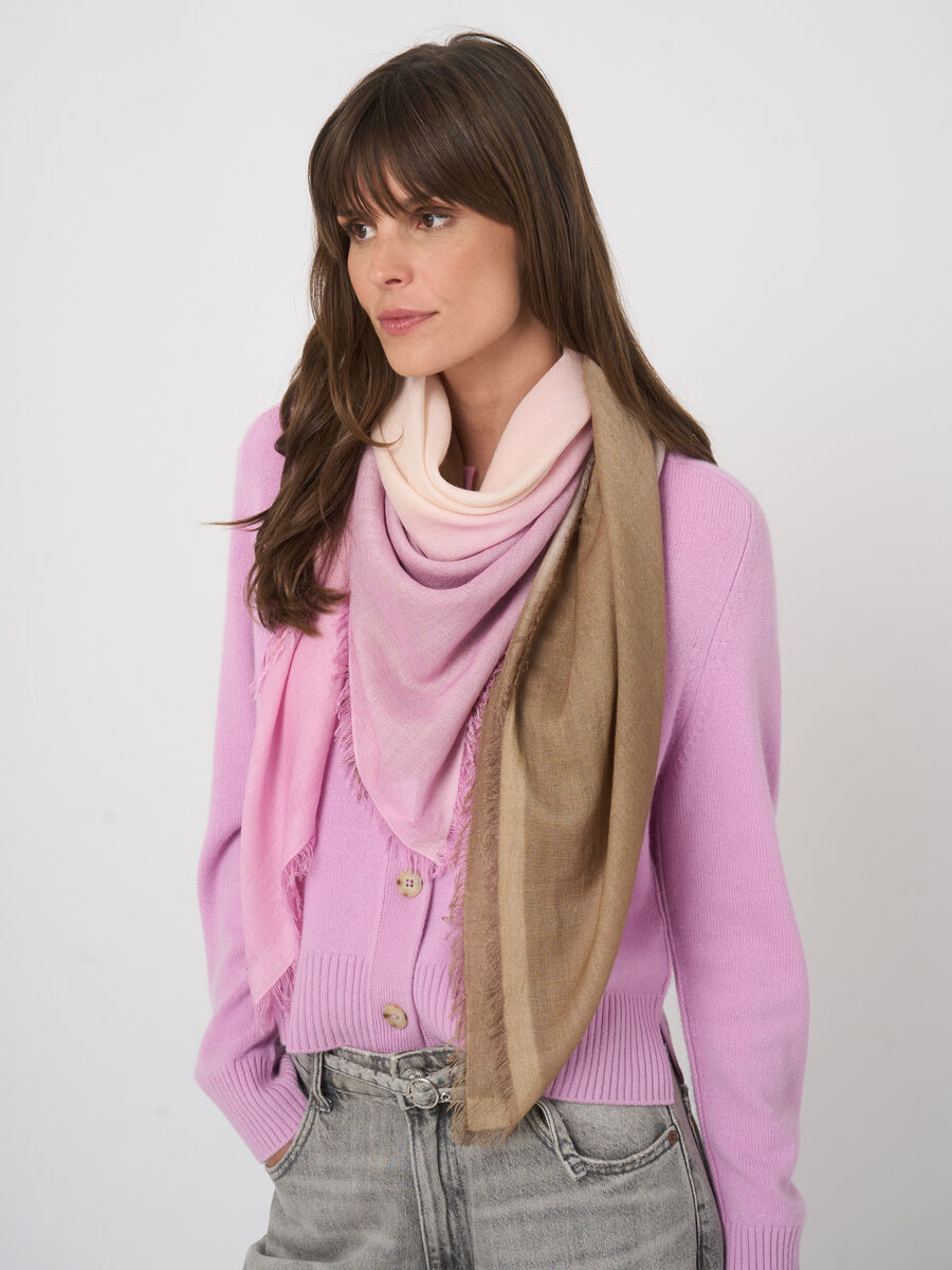 Foulard carr&eacute; en cachemire-soie d&eacute;grad&eacute; dip-dye image number 2