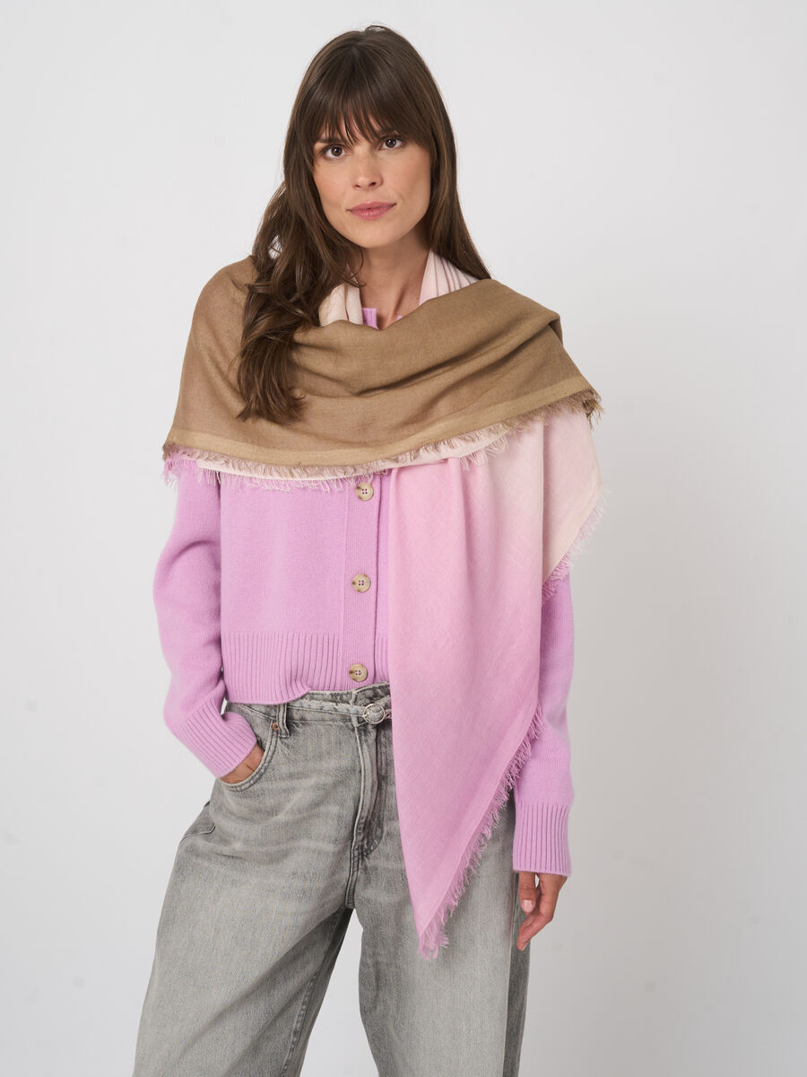 Foulard carr&eacute; en cachemire-soie d&eacute;grad&eacute; dip-dye image number 3