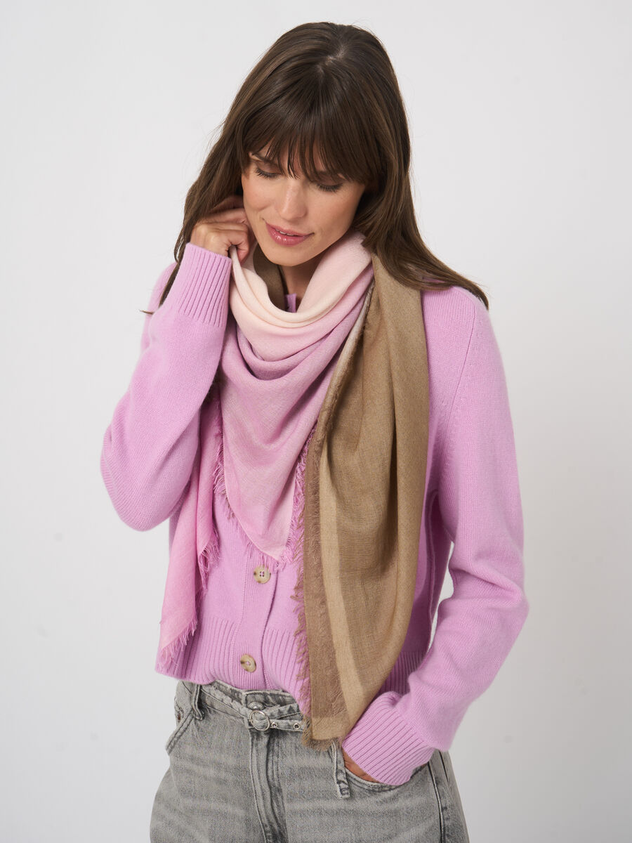 Foulard carr&eacute; en cachemire-soie d&eacute;grad&eacute; dip-dye image number 4