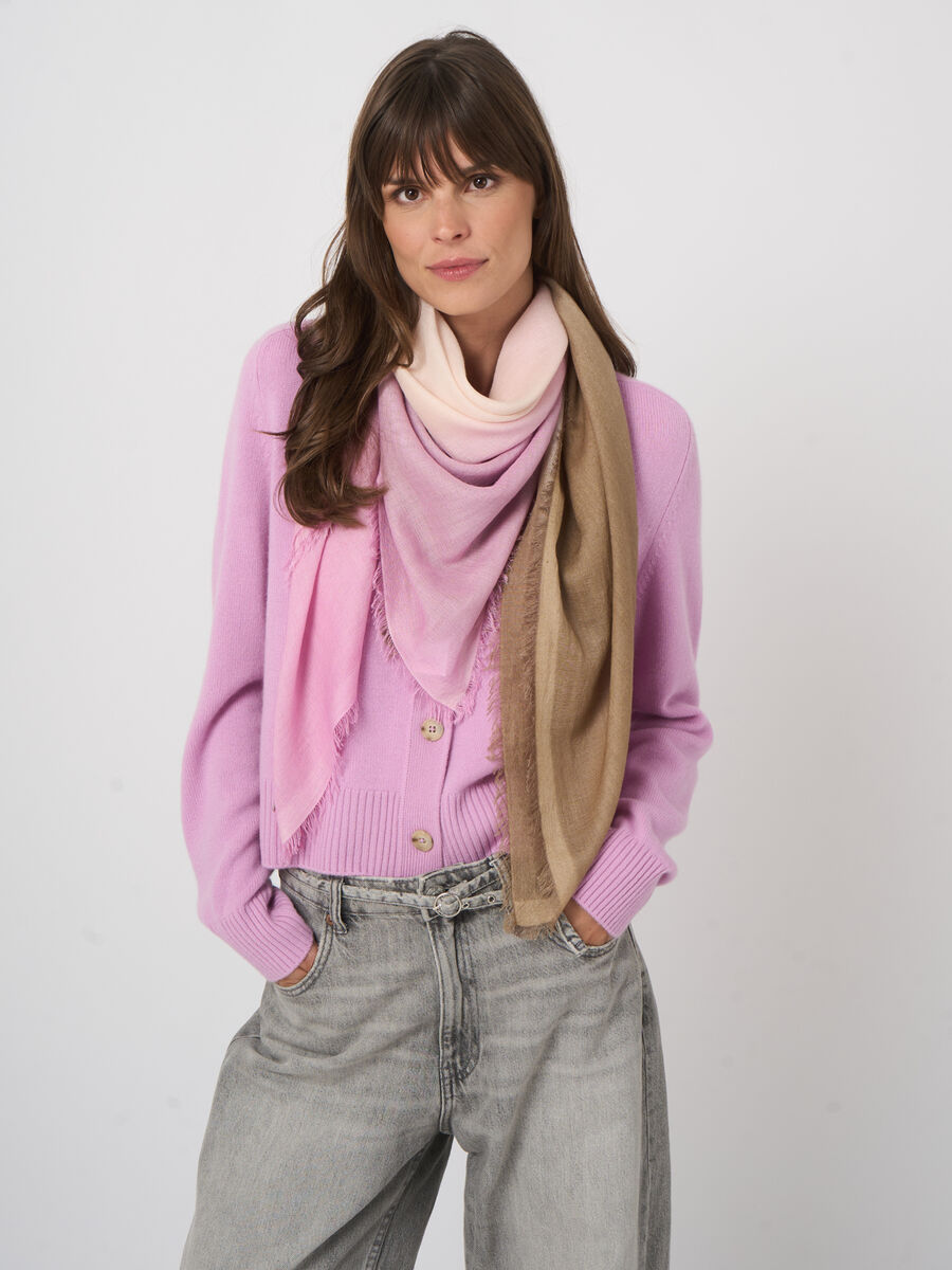 Foulard carr&eacute; en cachemire-soie d&eacute;grad&eacute; dip-dye image number 7