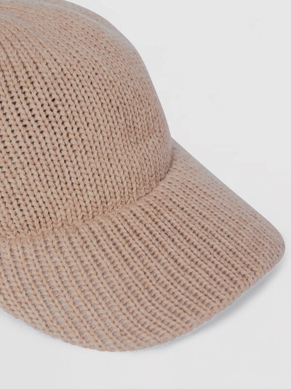 Chunky knit cap with curved brim image number 1