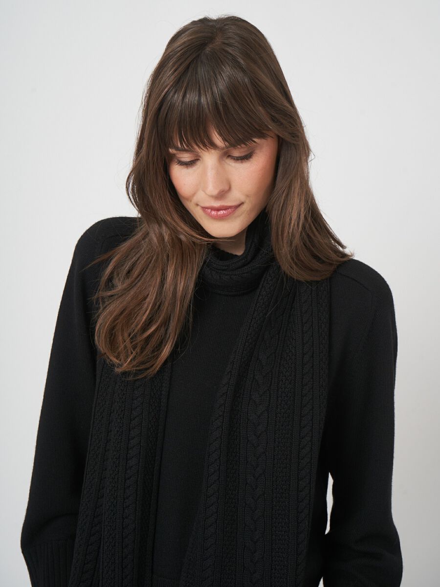 Cable knit scarf in soft merino wool image number 0