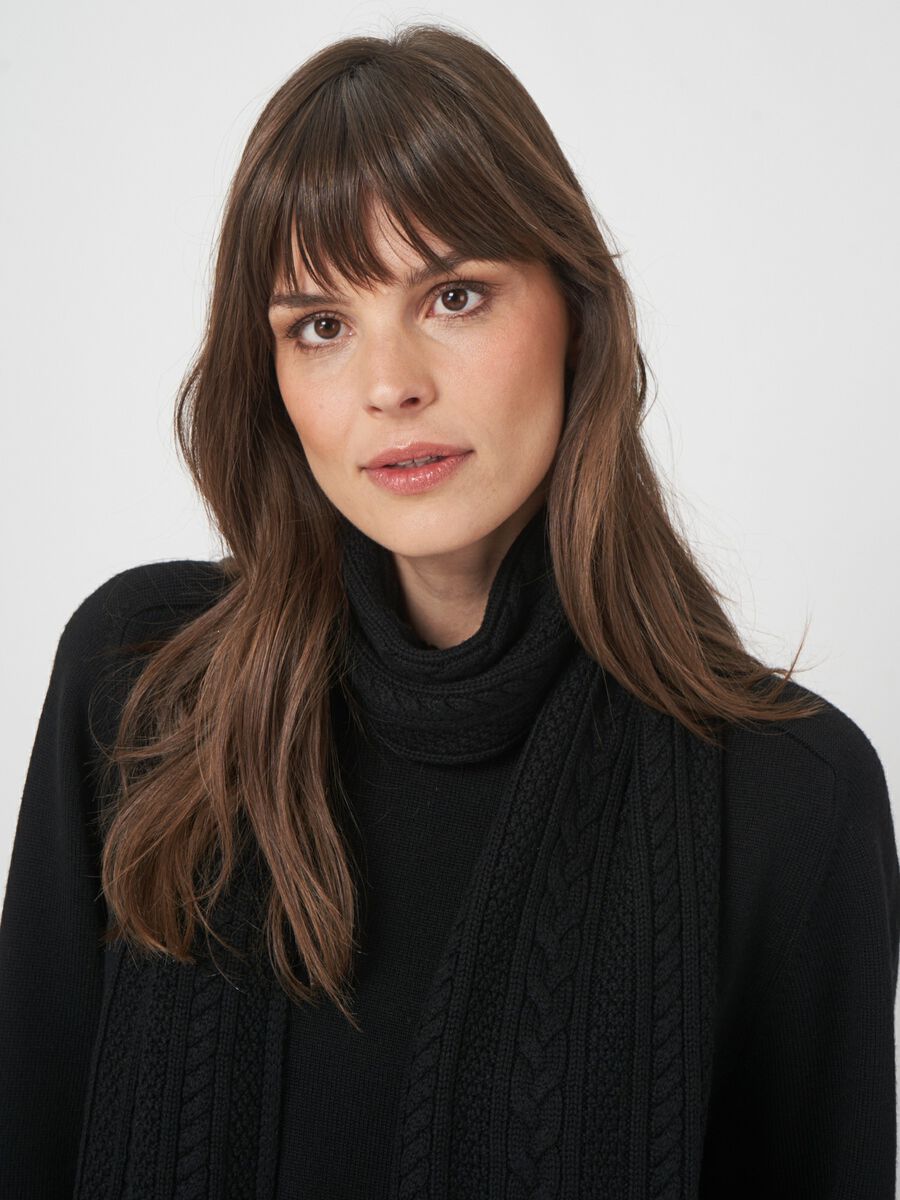 Cable knit scarf in soft merino wool image number 3