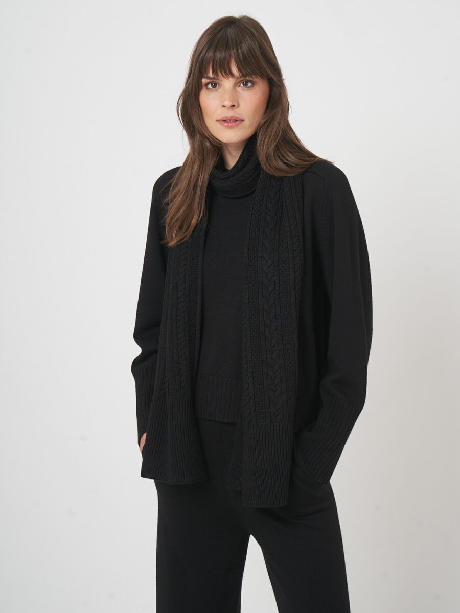 Cable knit scarf in soft merino wool image number 4