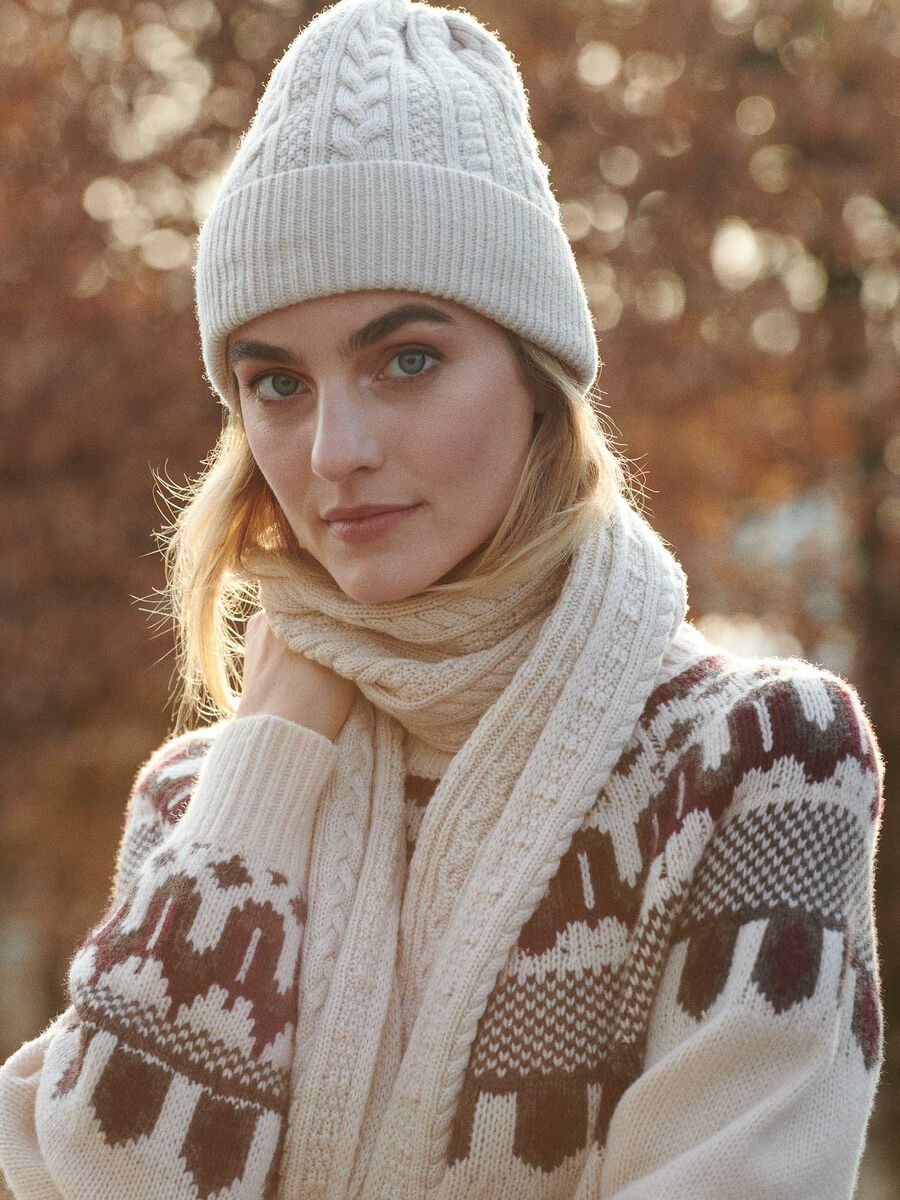 Cable knit scarf in soft merino wool image number 0