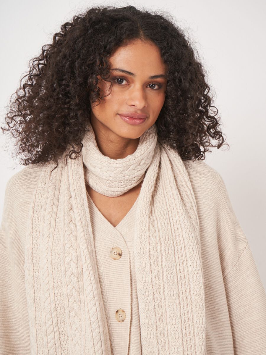 Cable knit scarf in soft merino wool image number 3