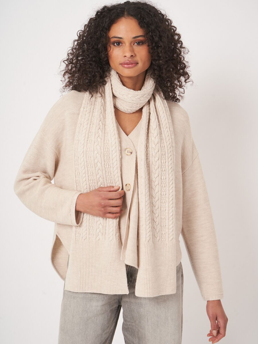 Cable knit scarf in soft merino wool image number 4