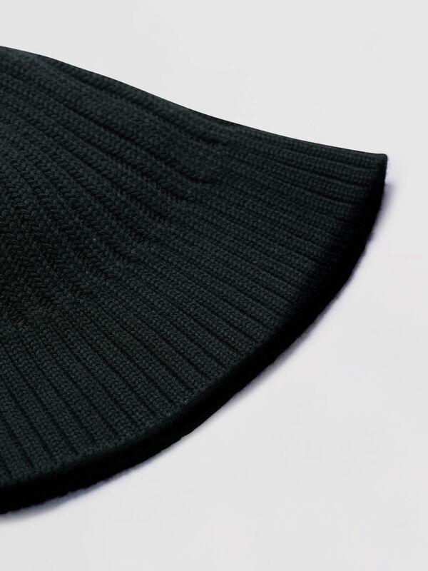 Ibgebreide muts van gevilte wol - exclusief design image number 1