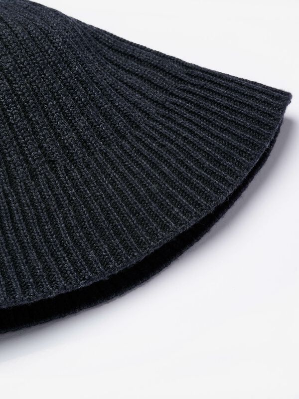 Ibgebreide muts van gevilte wol - exclusief design image number 1