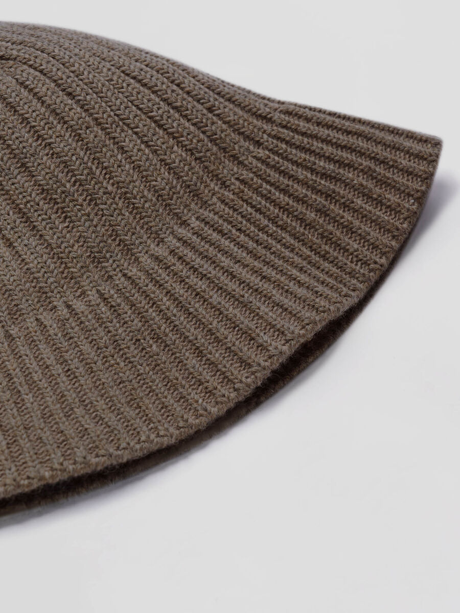 Ibgebreide muts van gevilte wol - exclusief design image number 1