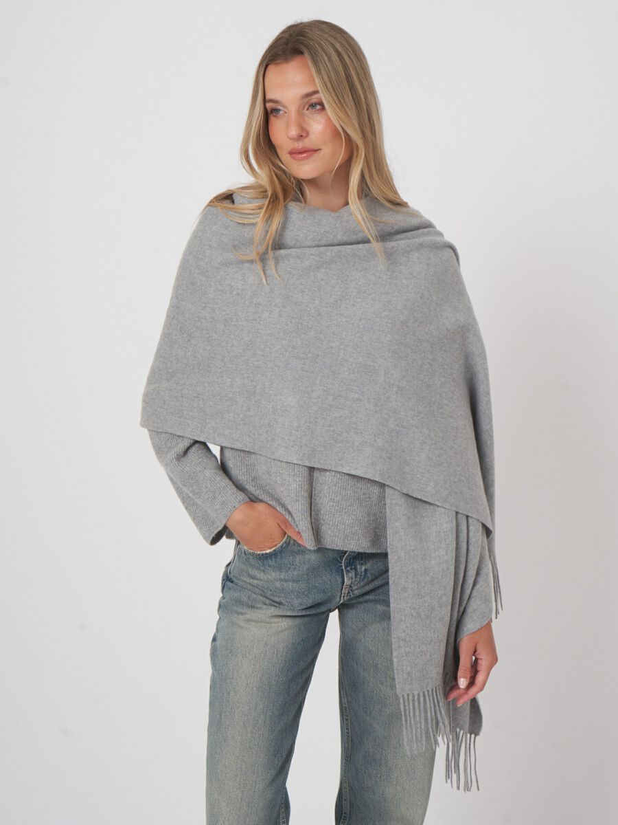 Oversized woven cashmere wrap with fringes image number 4