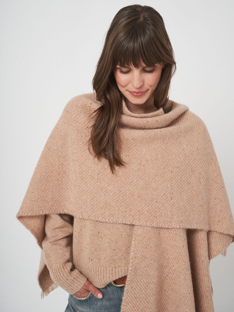 Tweed poncho van cashmere met franjes image number 4