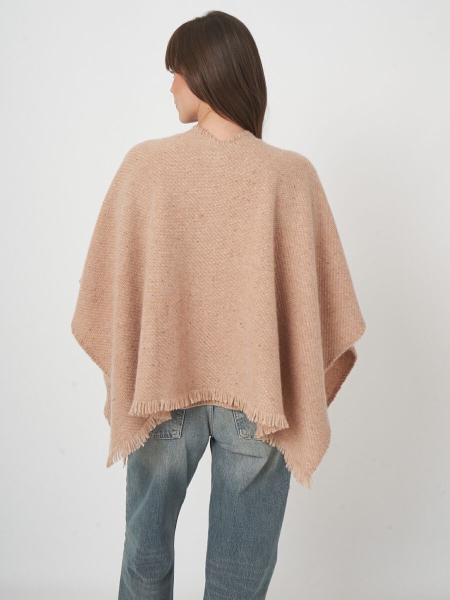 Tweed poncho van cashmere met franjes image number 5