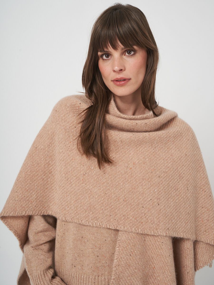 Tweed poncho van cashmere met franjes image number 6