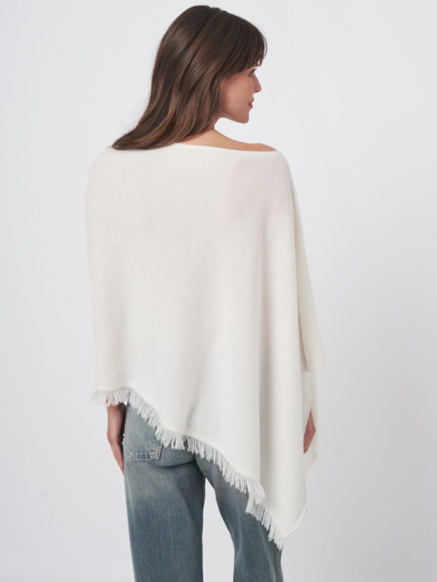 Fijngebreide poncho van organisch kasjmier met franjes image number 2