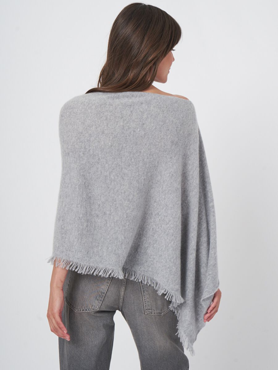 Fijngebreide poncho van organisch kasjmier met franjes image number 6
