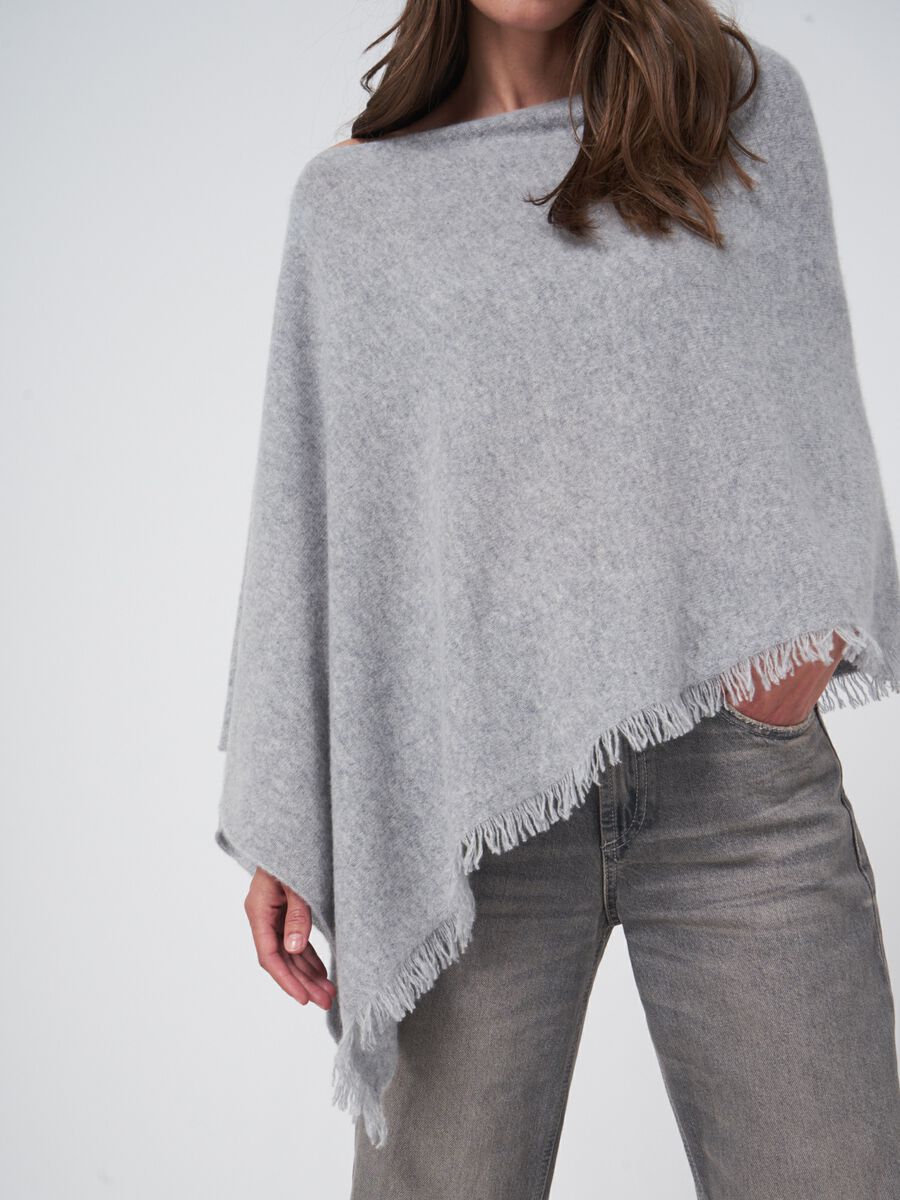 Fijngebreide poncho van organisch kasjmier met franjes image number 3