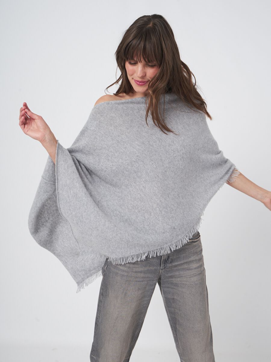 Fijngebreide poncho van organisch kasjmier met franjes image number 2