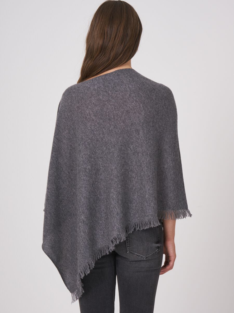 Fein gestrickter Poncho mit Fransen aus Bio-Kaschmir image number 116