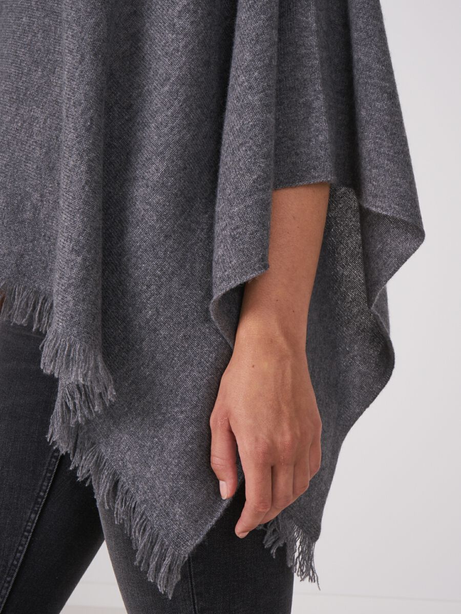 Fein gestrickter Poncho mit Fransen aus Bio-Kaschmir image number 117