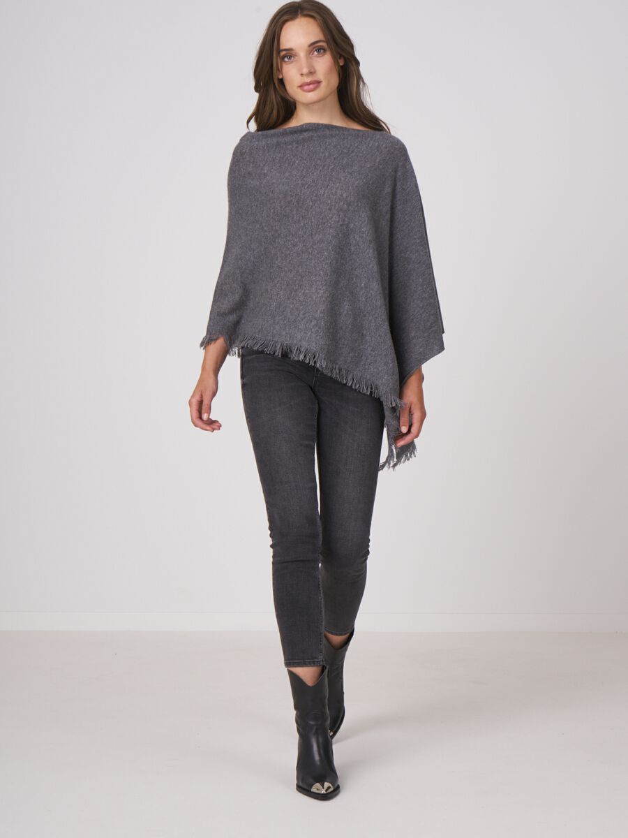 Fein gestrickter Poncho mit Fransen aus Bio-Kaschmir image number 118