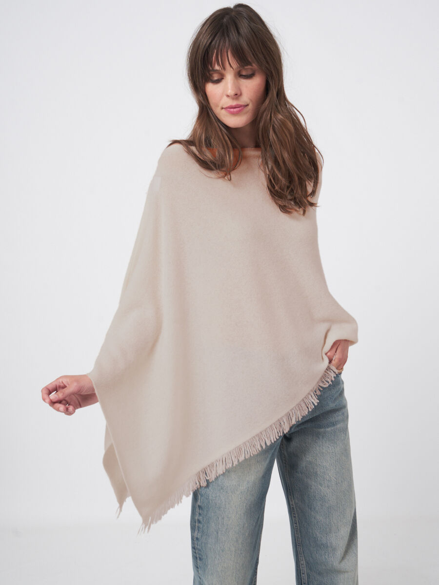 Fijngebreide poncho van organisch kasjmier met franjes image number 4