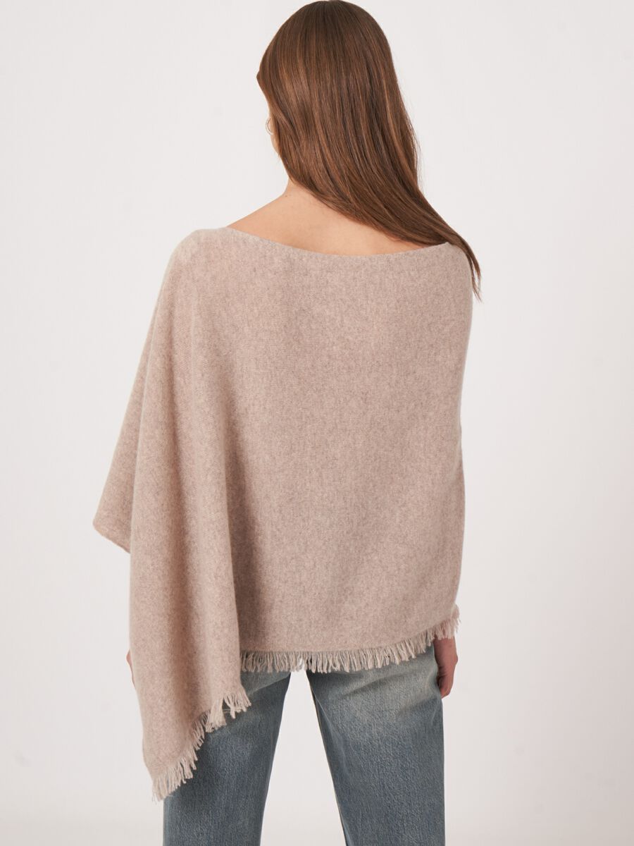 Fein gestrickter Poncho mit Fransen aus Bio-Kaschmir image number 86
