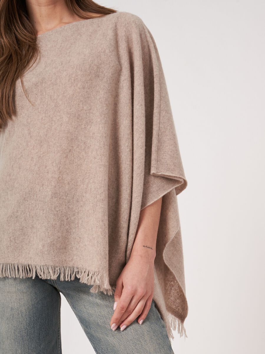 Fein gestrickter Poncho mit Fransen aus Bio-Kaschmir image number 87