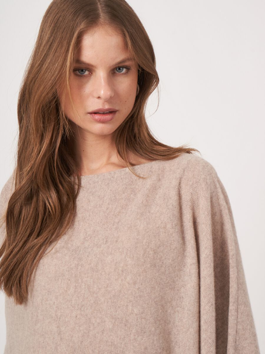 Fein gestrickter Poncho mit Fransen aus Bio-Kaschmir image number 88