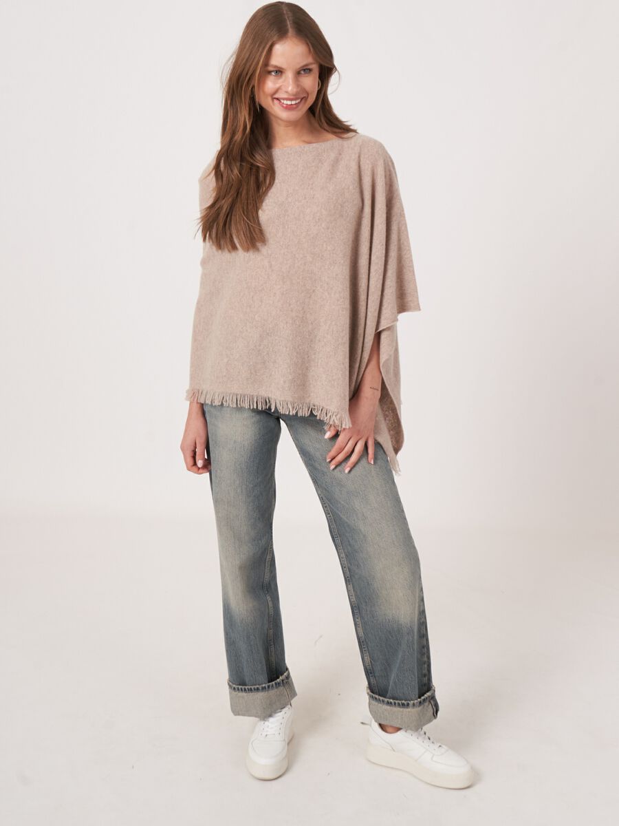 Fein gestrickter Poncho mit Fransen aus Bio-Kaschmir image number 89