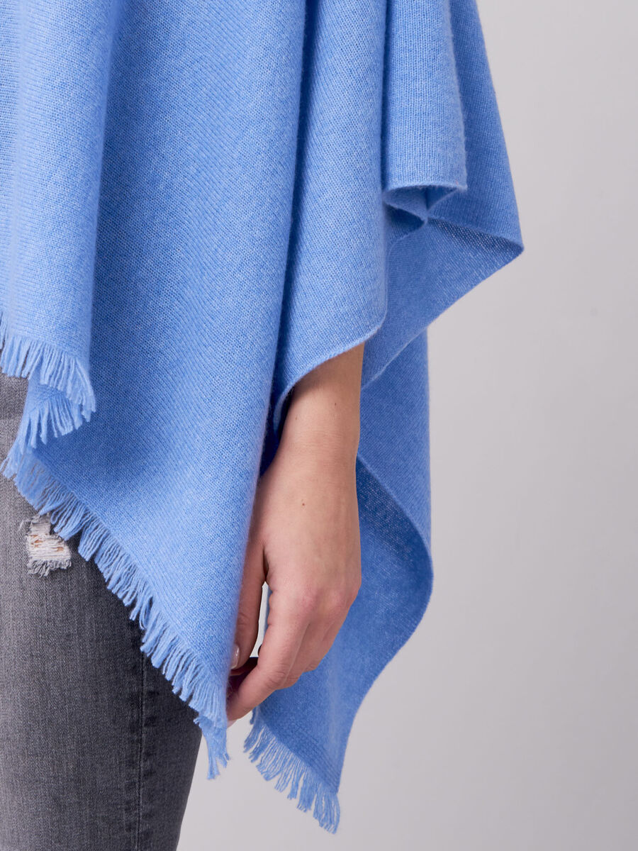 Fein gestrickter Poncho mit Fransen aus Bio-Kaschmir image number 145