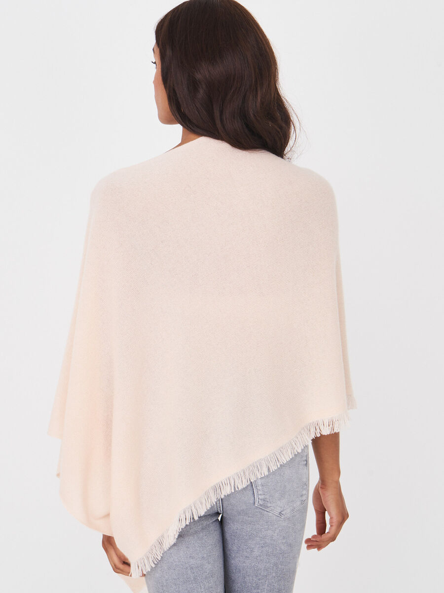 Fein gestrickter Poncho mit Fransen aus Bio-Kaschmir image number 148