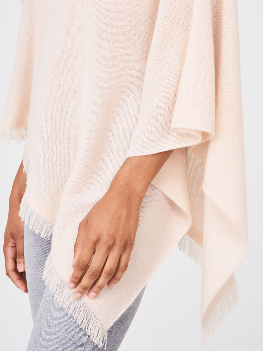 Fein gestrickter Poncho mit Fransen aus Bio-Kaschmir image number 149
