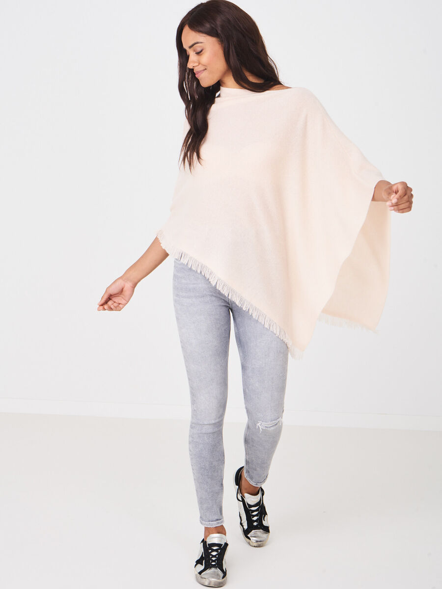 Fein gestrickter Poncho mit Fransen aus Bio-Kaschmir image number 150