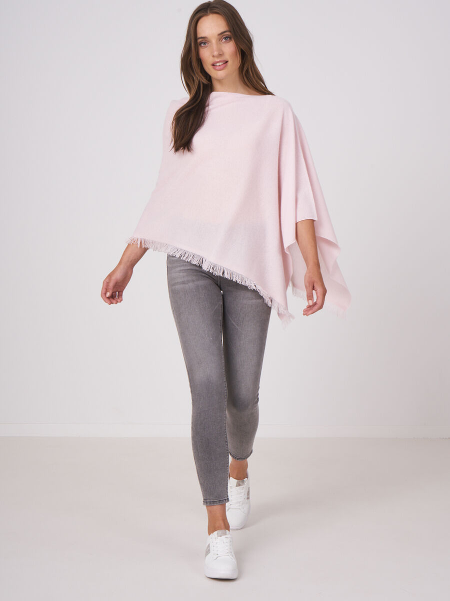 Fein gestrickter Poncho mit Fransen aus Bio-Kaschmir image number 154