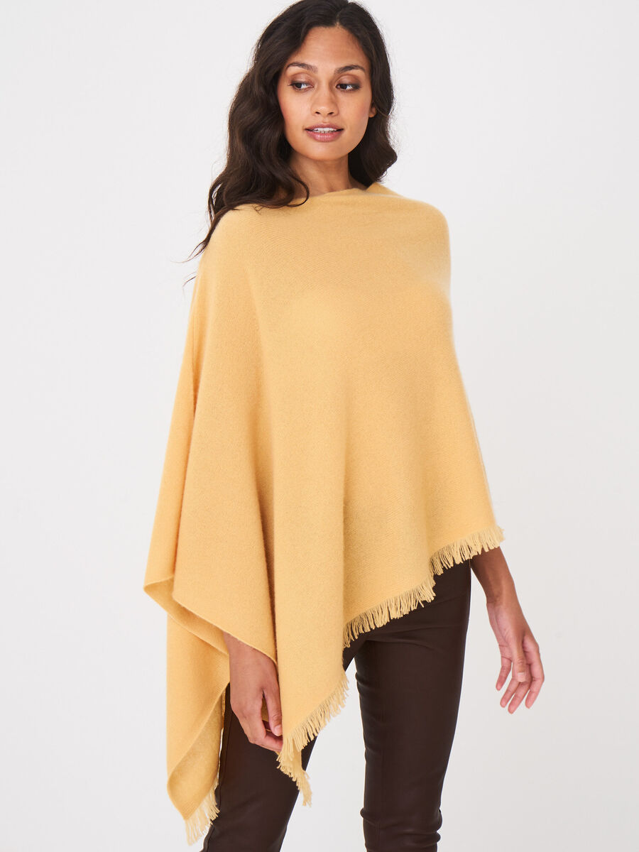 Fein gestrickter Poncho mit Fransen aus Bio-Kaschmir image number 163