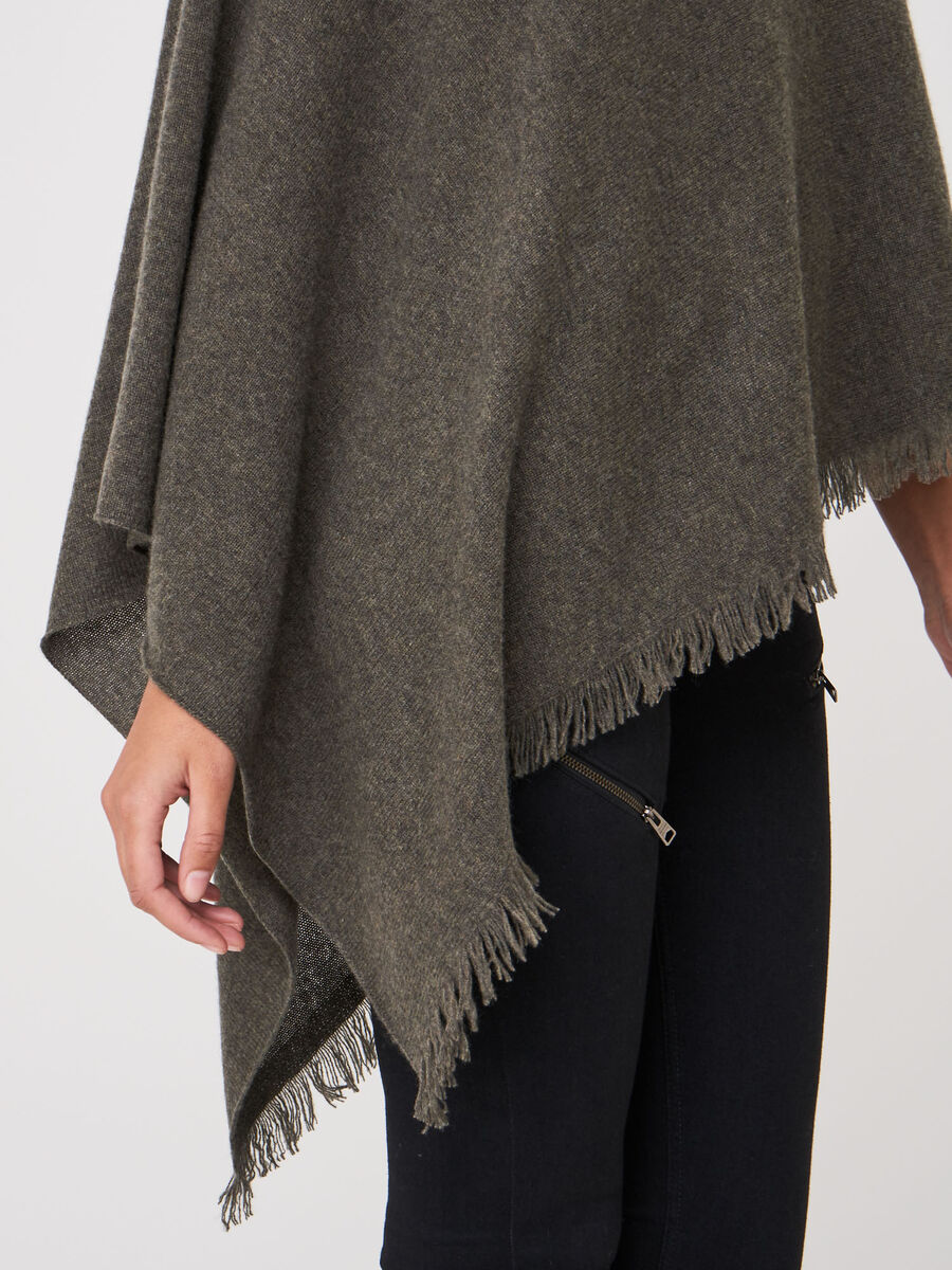 Fein gestrickter Poncho mit Fransen aus Bio-Kaschmir image number 169