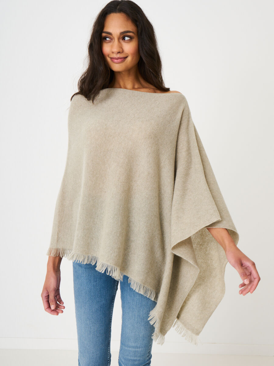 Fein gestrickter Poncho mit Fransen aus Bio-Kaschmir image number 171